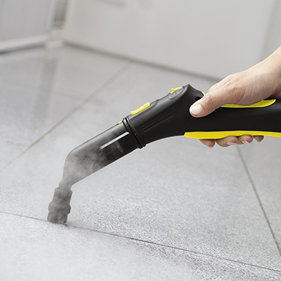 Czyszczenie fug parownicą Karcher SG 4/4 Poznań – profesjonalne usuwanie brudu z płytek w łazience.