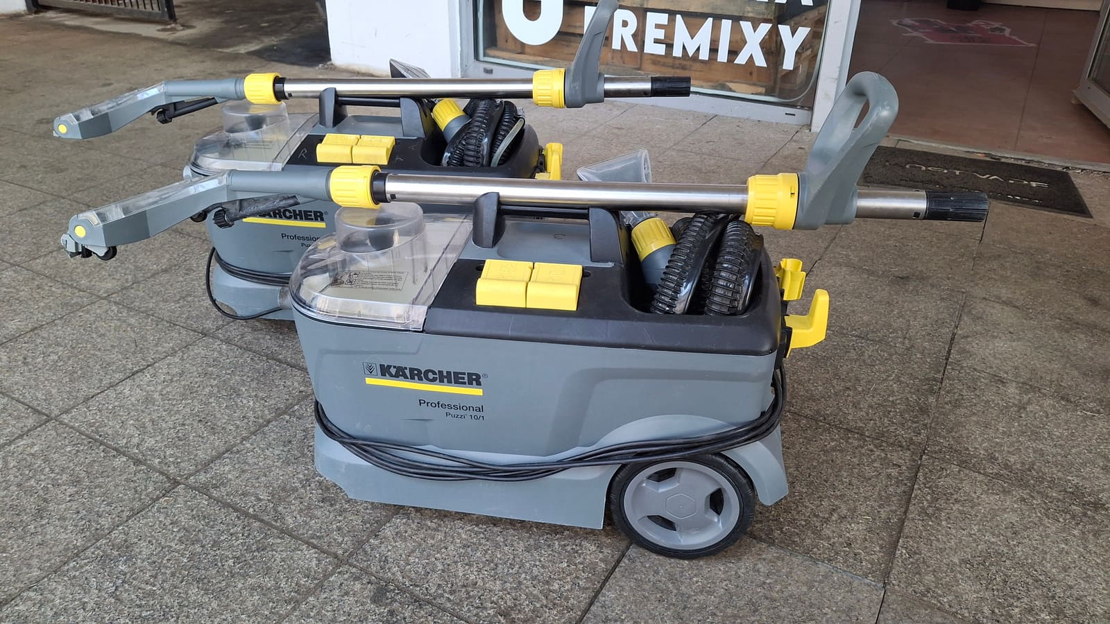 KarcherWynajem.pl – wypożyczalnia odkurzaczy piorących Karcher Poznań. Flota urządzeń Puzzi 10/1 przed punktem odbioru.